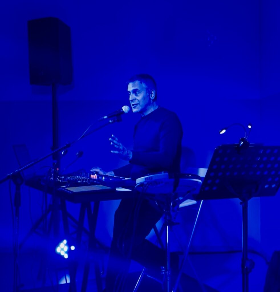 Alessandro Alfonsi racconta in scena nello spettacolo teatrale sull'adolescenza Quando saremo grandi