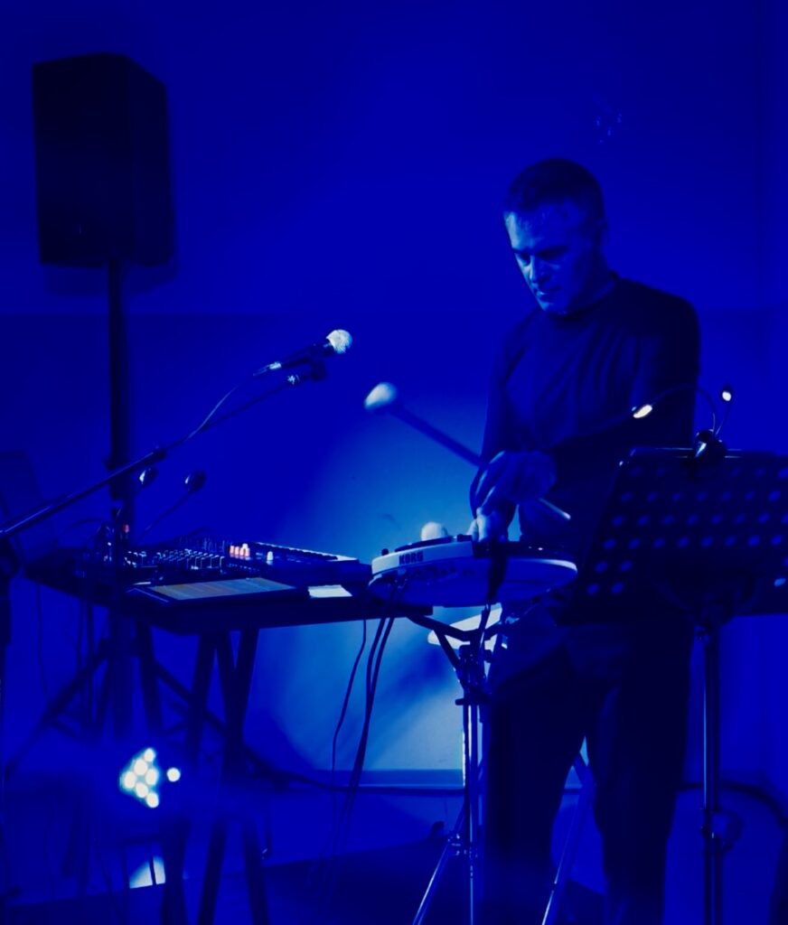 Alessandro Alfonsi suona la percussione elettronica nello spettacolo Quando saremo grandi
